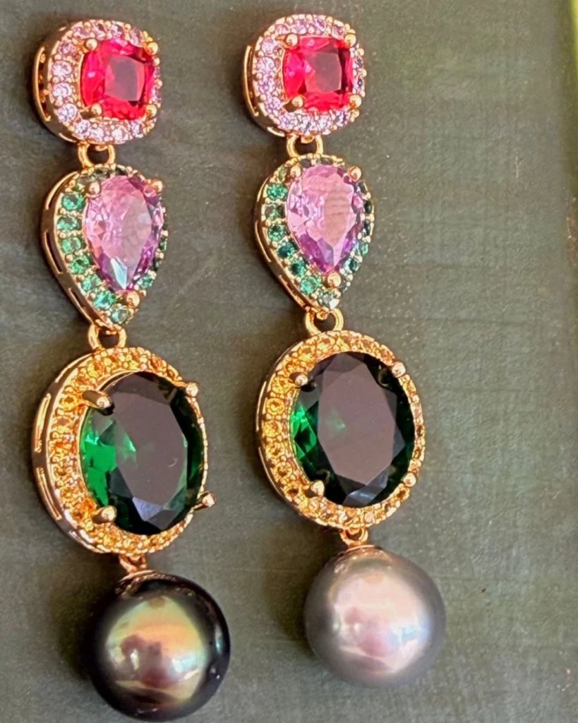Boucle d'oreille en perles de Tahiti sur un support
