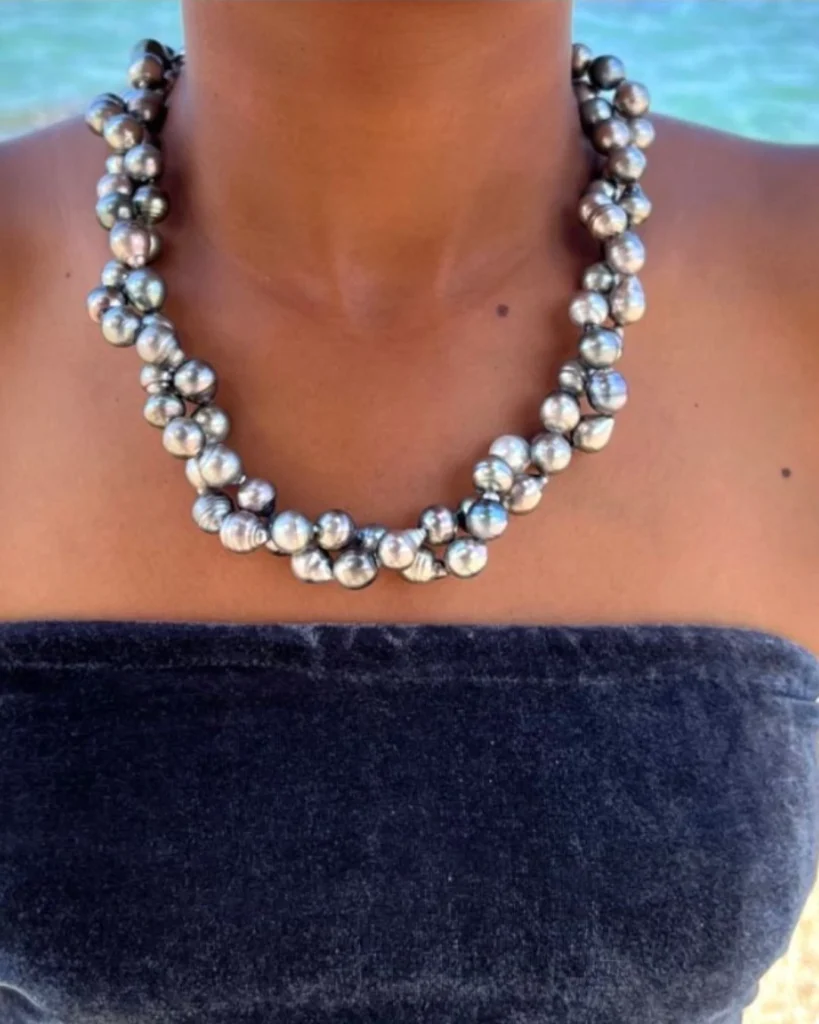 Collier en keishis de Tahiti porté à la Réunion