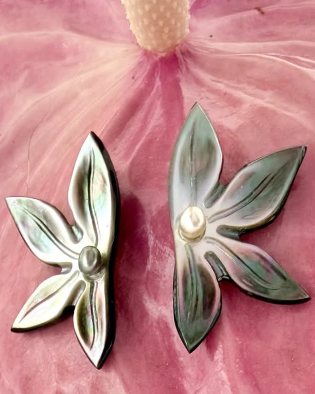 Boucles d&rsquo;Oreilles Fleur en nacre de Tahiti