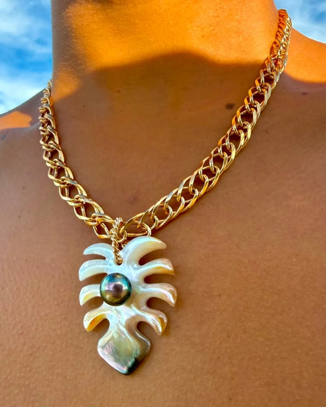 Collier Monstera en nacre de Tahiti